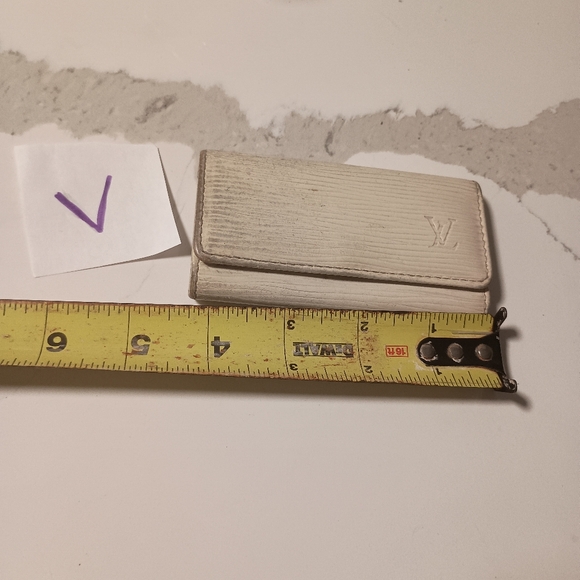 Authentic LOUIS VUITTON Epi 4 Hooks Key Case - Picture 4 of 5